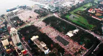 La multitud de entre 6 y 7 millones que asistió a la Misa celebrada en el Parque Rizal en Filipinas. Foto Alan Holdren / ACI Prensa