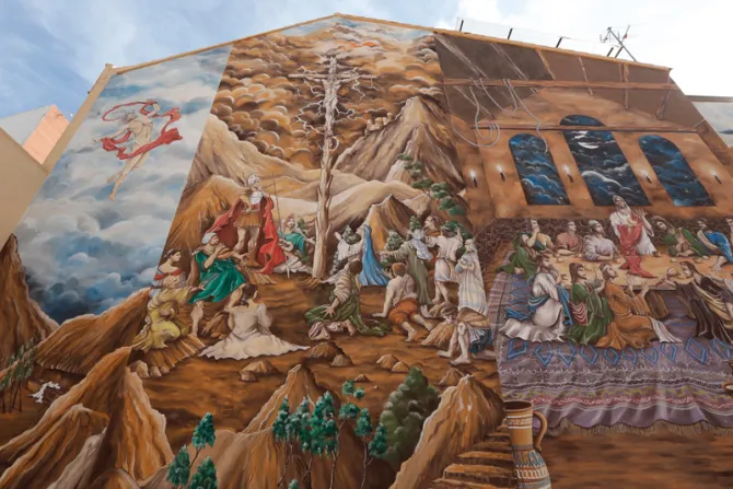 Redime condena judicial pintando imponente mural sobre la vida de Cristo