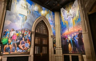 Un nuevo mural pintado por el artista Adam Cvijanovic, cuyos paneles sur y oeste se ven aquí, se inauguró en la Catedral de San Patricio el 17 de septiembre de 2025 en Nueva York. El mural, la obra de arte permanente más grande encargada para la catedral en sus 146 años de historia, celebra la Aparición de 1879 en Knock, Irlanda, la fe de generaciones de inmigrantes en Nueva York y el servicio de los servicios de emergencia de la ciudad de Nueva York. Crédito: Diane Bondareff/AP Content Services para la Arquidiócesis de Nueva York