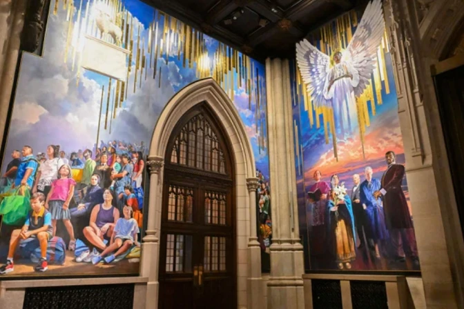 Un nuevo mural pintado por el artista Adam Cvijanovic se inauguró en la Catedral de San Patricio el 17 de septiembre de 2025 en Nueva York.