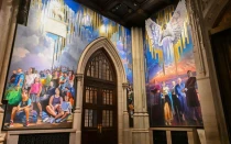 Un nuevo mural pintado por el artista Adam Cvijanovic, cuyos paneles sur y oeste se ven aquí, se inauguró en la Catedral de San Patricio el 17 de septiembre de 2025 en Nueva York. El mural, la obra de arte permanente más grande encargada para la catedral en sus 146 años de historia, celebra la Aparición de 1879 en Knock, Irlanda, la fe de generaciones de inmigrantes en Nueva York y el servicio de los servicios de emergencia de la ciudad de Nueva York.