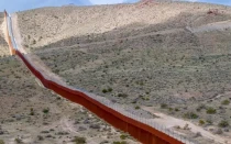 El muro fronterizo entre Estados Unidos y México se observa en Jacumba Hot Springs, California (Estados Unidos).