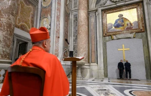 El Cardenal Mauro Gambetti preside el rito de la recognitio en la Basílica de San Pedro Crédito: Vatican Media