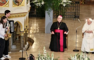 Dos ju00f3venes refugiados ucranianos en Hungru00eda interpretan una canciu00f3n en agradecimiento a Cu00e1ritas. Cru00e9dito: Daniel Ibu00e1u00f1ez / ACI Prensa 