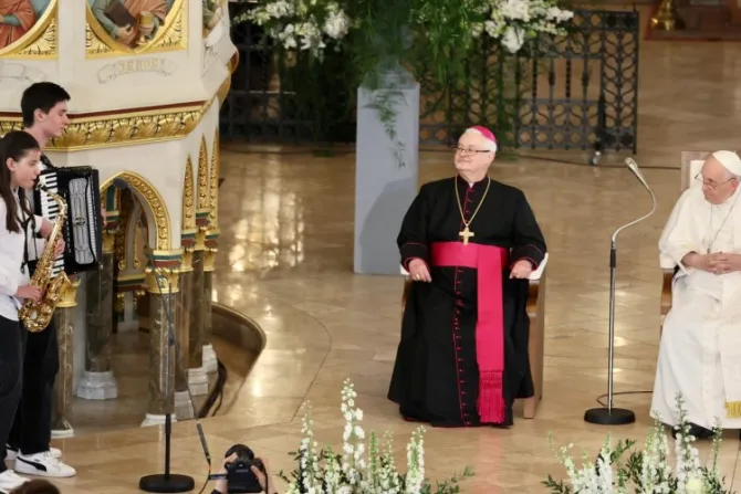 Familia de Ucrania agradece con música al Papa Francisco la acogida de Cáritas en Hungría