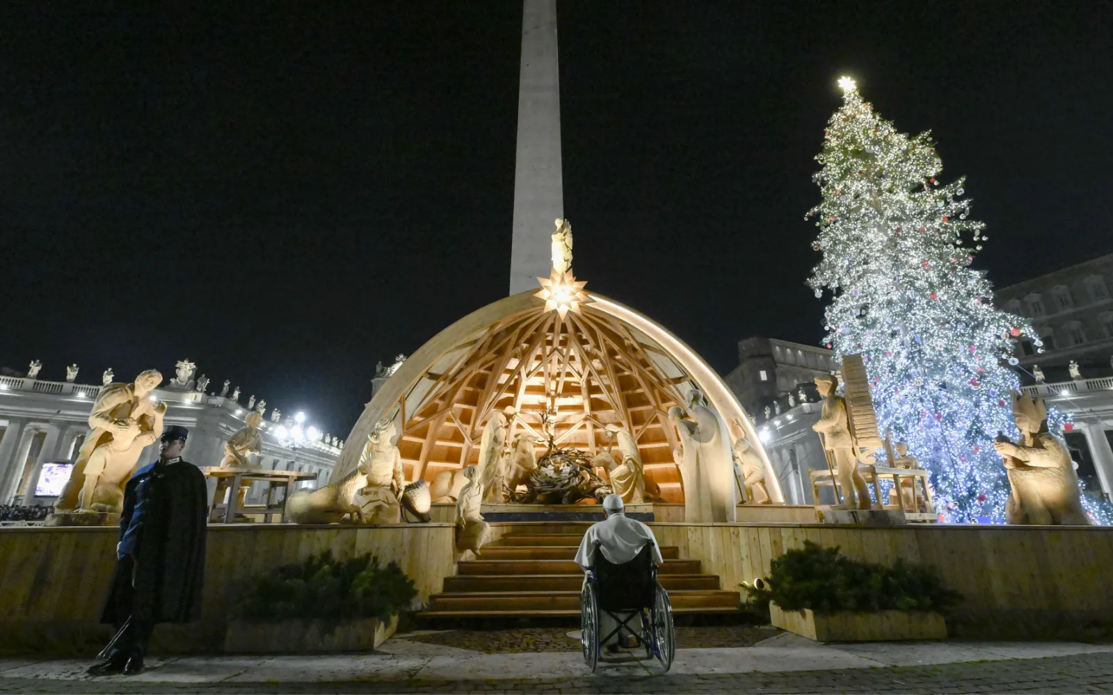 El Papa Francisco contempla el pesebre en la Plaza de San Pedro después de las vísperas en la noche de Año Nuevo, el 31 de diciembre de 2022.?w=200&h=150