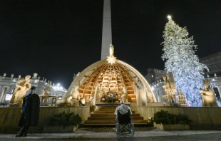 El Papa Francisco contempla el pesebre en la Plaza de San Pedro después de las vísperas en la noche de Año Nuevo, el 31 de diciembre de 2022. Crédito: Vatican Media.