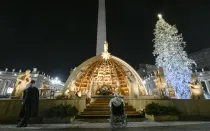 El Papa Francisco contempla el pesebre en la Plaza de San Pedro después de las vísperas en la noche de Año Nuevo, el 31 de diciembre de 2022.