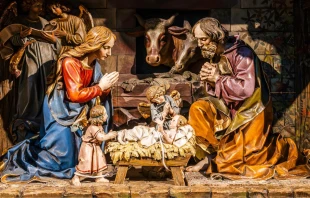 Belén tallado en madera dentro de la Catedral de Colmar, Alsacia (Francia). Crédito: PhotoFires/Shutterstock.