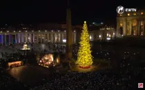 El nacimiento y el árbol de Navidad en la Plaza de San Pedro en el Vaticano.