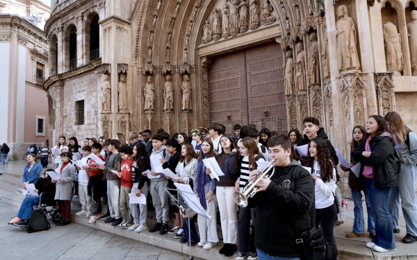 Algunos alumnos se unieron a los cantos tocando sus instrumentos musicales. Crédito: A. Saiz / Arzobispado de Valencia.