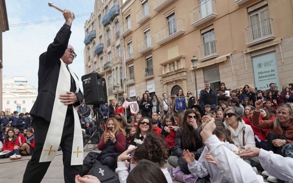 El Obispo Auxiliar de Valencia, Mons. Arturo Javier García, asperja a los niños. Crédito: A. Saiz / Arzobispado de Valencia.