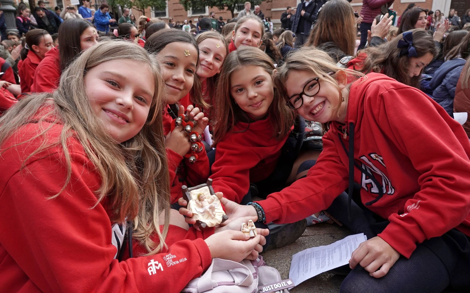 Los alumnos lucieron sus uniformes escolares al cantar villancicos. Crédito: A. Saiz / Arzobispado de Valencia.