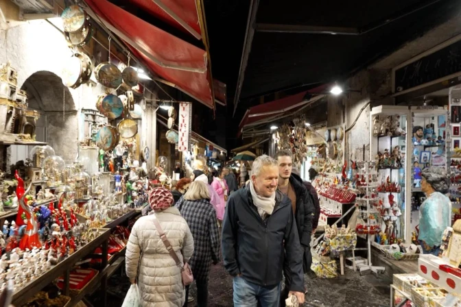 Bottega Ferrigno se encuentra en la icónica “Calle de la Navidad”, Nápoles