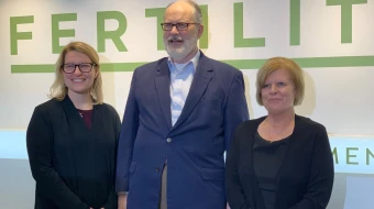 Teresa Hilgers, junto a sus padres, fundadores de la naprotecnología.