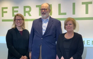 Teresa Hilgers, junto a sus padres, fundadores de la naprotecnología. Crédito: Fertilitas.
