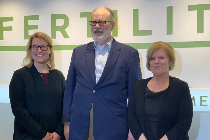Teresa Hilgers, junto a sus padres, fundadores de la naprotecnología.