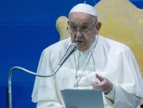 Papa Francisco advierte: las inversiones más lucrativas son la fábrica de armas y los anticonceptivos