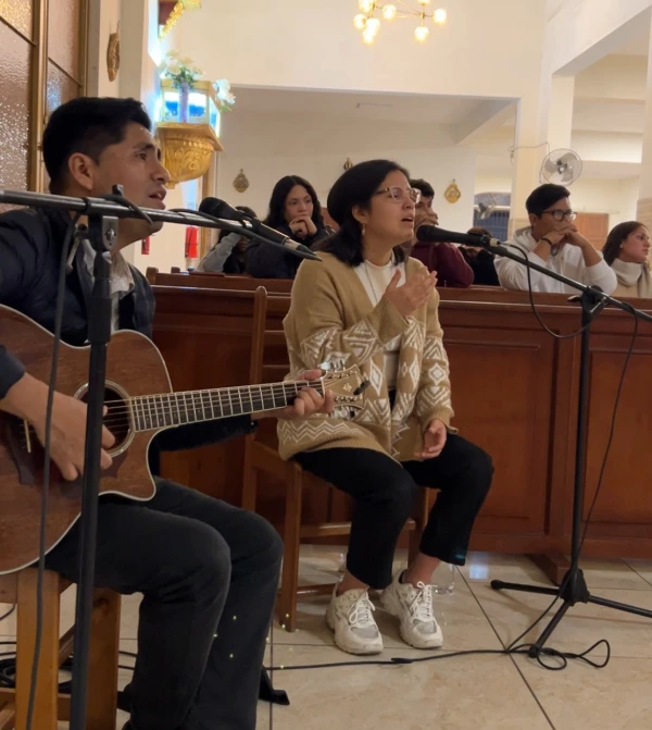 Nathalí Paredes cantando en un coro juvenil. Crédito: Nathalí Paredes