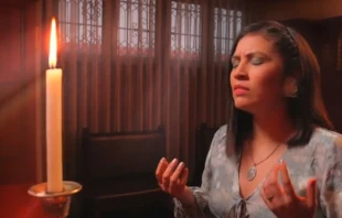 Nathalí Paredes en el video de su nueva canción "Súplica". Crédito: Youtube Nathalí.