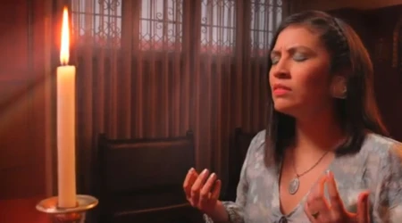 Nathalí Paredes en su video de la canción Súplica.