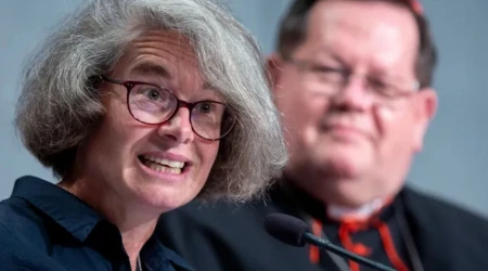 Imagen de Nathalie Becquart durante una rueda de prensa en Roma