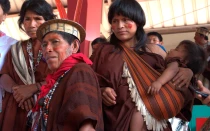 Un grupo de indígenas amazónicos participan en una actividad previa a la visita del Papa Francisco a Puerto Maldonado (Perú) el 18 de enero 2018.