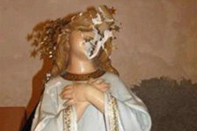 Un hombre destroza imágenes religiosas en iglesia católica