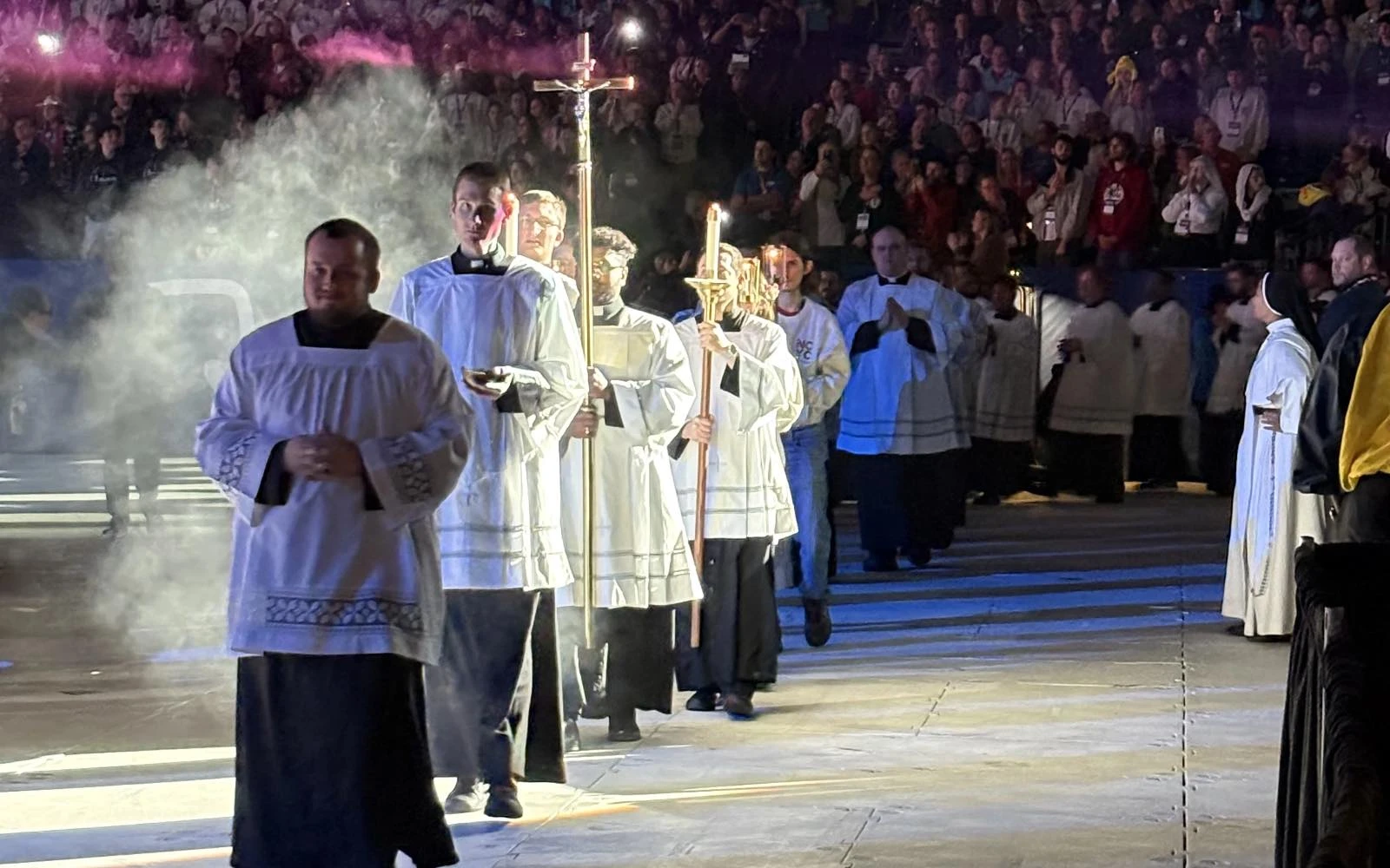 Los sacerdotes entran en procesión en el Lucas Oil Stadium el 22 de noviembre de 2025 para la Misa de clausura en el Lucas Oil Stadium durante la Conferencia Nacional de Jóvenes Católicos (NCYC, por sus siglas en inglés) en Indianápolis.?w=200&h=150