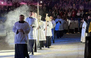 Los sacerdotes entran en procesión en el Lucas Oil Stadium el 22 de noviembre de 2025 para la Misa de clausura en el Lucas Oil Stadium durante la Conferencia Nacional de Jóvenes Católicos (NCYC, por sus siglas en inglés) en Indianápolis. Crédito: Tessa Gervasini/CNA.