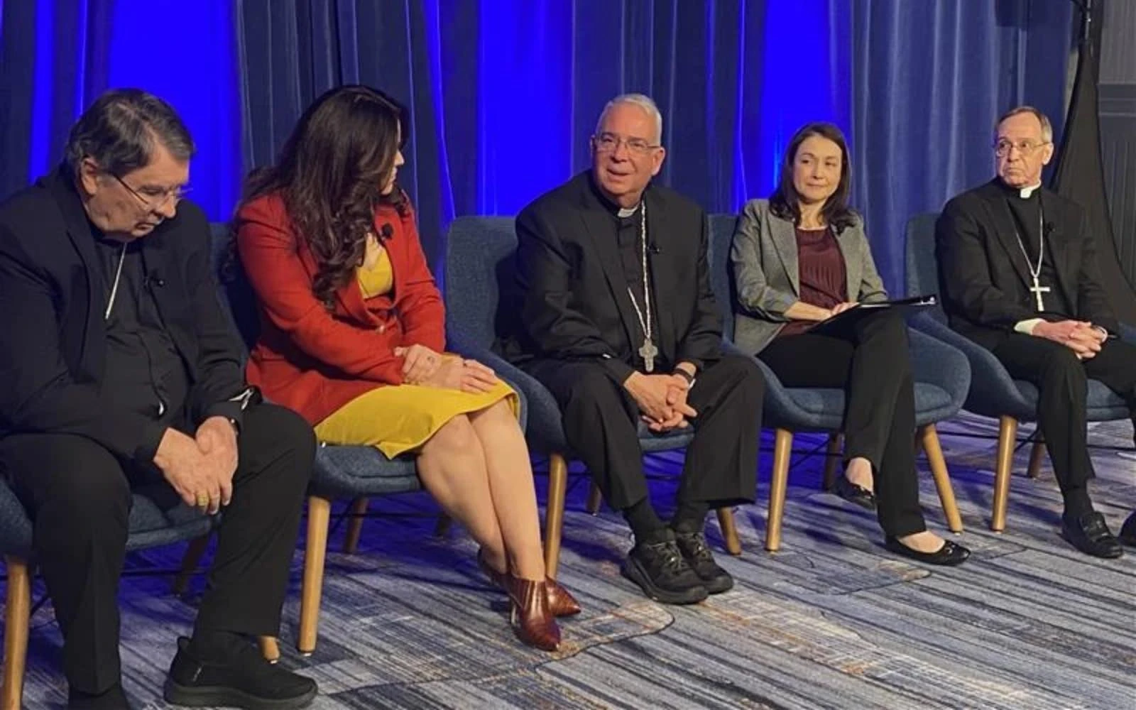 Los organizadores del diálogo digital del Papa León XIV con jóvenes, el 21 de noviembre, durante la Conferencia Nacional Católica de Jóvenes en Indianápolis (Estados Unidos), hablan con los medios de comunicación en la sede de la Asamblea Plenaria de Otoño de la Conferencia de Obispos Católicos de Estados Unidos, en Baltimore, el 12 de noviembre de 2025. De izquierda a derecha: el Cardenal Christophe Pierre, Nuncio Apostólico en Estados Unidos; Montse Alvarado, presidenta y directora de operaciones de EWTN News; el arzobispo Nelson J. Pérez, de la Arquidiócesis de Filadelfia; Christina Lamas, directora ejecutiva de la Federación Nacional para el Ministerio Católico con Jóvenes; y el arzobispo Charles Thompson, de la Arquidiócesis de Indianápolis.?w=200&h=150