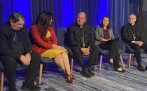 Los organizadores del diálogo digital del Papa León XIV con jóvenes, el 21 de noviembre, durante la Conferencia Nacional Católica de Jóvenes en Indianápolis (Estados Unidos), hablan con los medios de comunicación en la sede de la Asamblea Plenaria de Otoño de la Conferencia de Obispos Católicos de Estados Unidos, en Baltimore, el 12 de noviembre de 2025. De izquierda a derecha: el Cardenal Christophe Pierre, Nuncio Apostólico en Estados Unidos; Montse Alvarado, presidenta y directora de operaciones de EWTN News; el arzobispo Nelson J. Pérez, de la Arquidiócesis de Filadelfia; Christina Lamas, directora ejecutiva de la Federación Nacional para el Ministerio Católico con Jóvenes; y el arzobispo Charles Thompson, de la Arquidiócesis de Indianápolis.