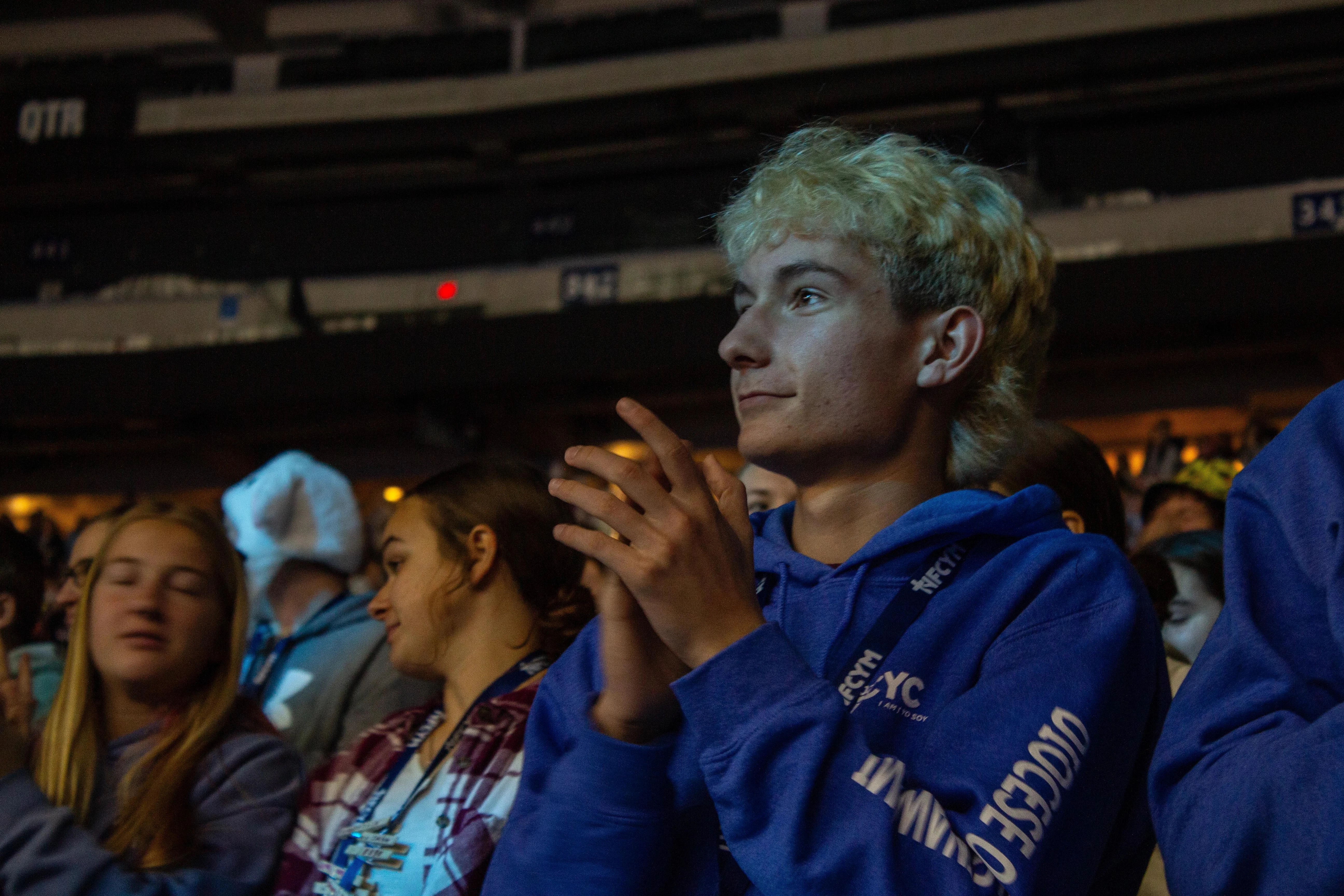 Jóvenes responden al Papa León XIV durante el primer diálogo entre el Papa y la juventud estadounidense, celebrado el 21 de noviembre de 2025 en la Conferencia Nacional de Jóvenes Católicos en Indianápolis (Estados Unidos). Crédito: Jonah McKeown/National Catholic Register.