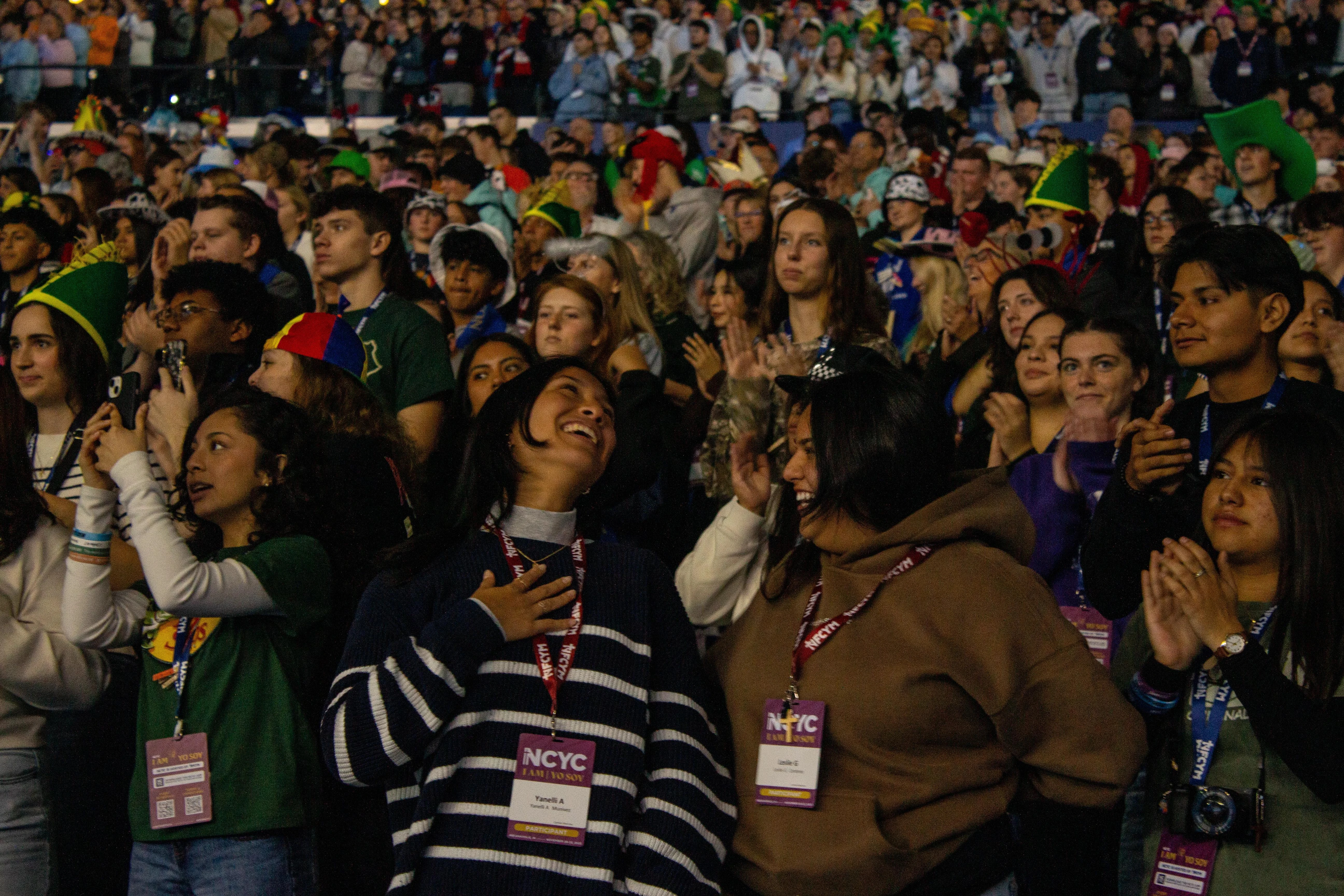 Jóvenes responden al Papa León XIV durante el primer diálogo entre el Papa y la juventud estadounidense, celebrado el 21 de noviembre de 2025 en la Conferencia Nacional de Jóvenes Católicos en Indianápolis (Estados Unidos). Crédito: Jonah McKeown/National Catholic Register