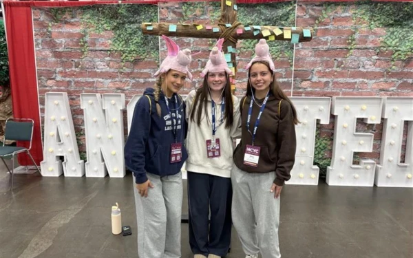 Catherine Downer, Addi Kandel y Miriam Stebel, de Dayton, Ohio, durante la primera noche del NCYC 2025, el 20 de noviembre de 2025, en el Indiana Convention Center en Indianápolis. Crédito: Tessa Gervasini/CNA.