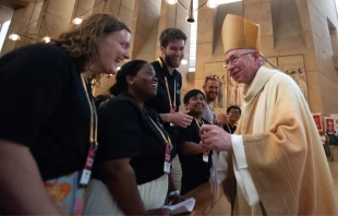 El arzobispo José Gomez de Los Ángeles saluda a los peregrinos perpetuos de la Peregrinación Eucarística Nacional de Estados Unidos en la Catedral de Nuestra Señora de los Ángeles en Los Ángeles, California, el 22 de junio de 2025. Crédito: Jeffrey Bruno/EWTN.