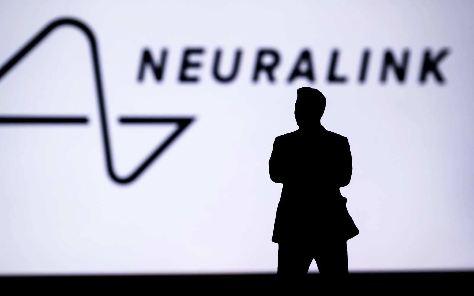El logotipo de Neuralink y la silueta del empresario Elon Musk, la empresa que implantó por primera vez un chip en el cerebro humano.?w=200&h=150