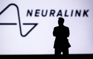 El logotipo de Neuralink y la silueta del empresario Elon Musk, la empresa que implantó por primera vez un chip en el cerebro humano. Crédito: kovop/Shutterstock.