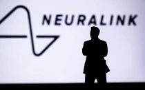El logotipo de Neuralink y la silueta del empresario Elon Musk, la empresa que implantó por primera vez un chip en el cerebro humano.