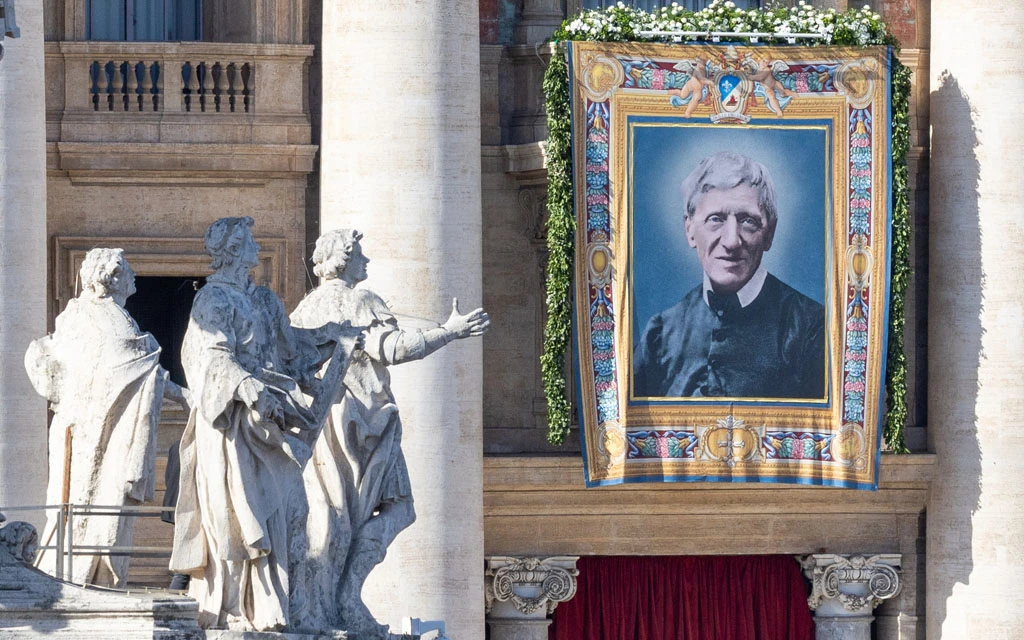 El lienzo de San John Henry Newman en la fachada de la Basílica de San Pedro, el 1 de noviembre, cuando el Papa León XIV lo declaró Doctor de la Iglesia.?w=200&h=150