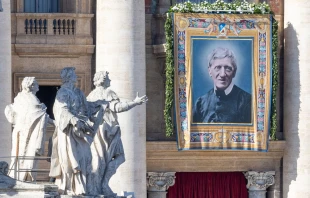 El lienzo de San John Henry Newman en la fachada de la Basílica de San Pedro, el 1 de noviembre, cuando el Papa León XIV lo declaró Doctor de la Iglesia. Crédito: Daniel Ibáñez / EWTN News.