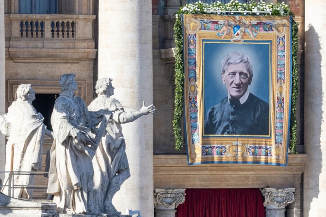 El lienzo de San John Henry Newman en la fachada de la Basílica de San Pedro, el día en que el Papa León XIV lo declaró Doctor de la Iglesia.