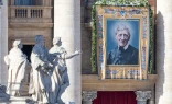 El lienzo de San John Henry Newman en la fachada de la Basílica de San Pedro, el 1 de noviembre, cuando el Papa León XIV lo declaró Doctor de la Iglesia.