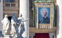 El lienzo de San John Henry Newman en la fachada de la Basílica de San Pedro, el 1 de noviembre, cuando el Papa León XIV lo declaró Doctor de la Iglesia.