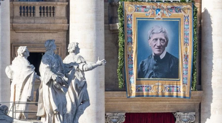 El lienzo de San John Henry Newman en la fachada de la Basílica de San Pedro, el día en que el Papa León XIV lo declaró Doctor de la Iglesia.