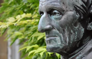 Un busto de San John Henry Newman se erige en el Garden Quad del Trinity College, Oxford (Reino Unido). Crédito: Fuse15 / Shutterstock.