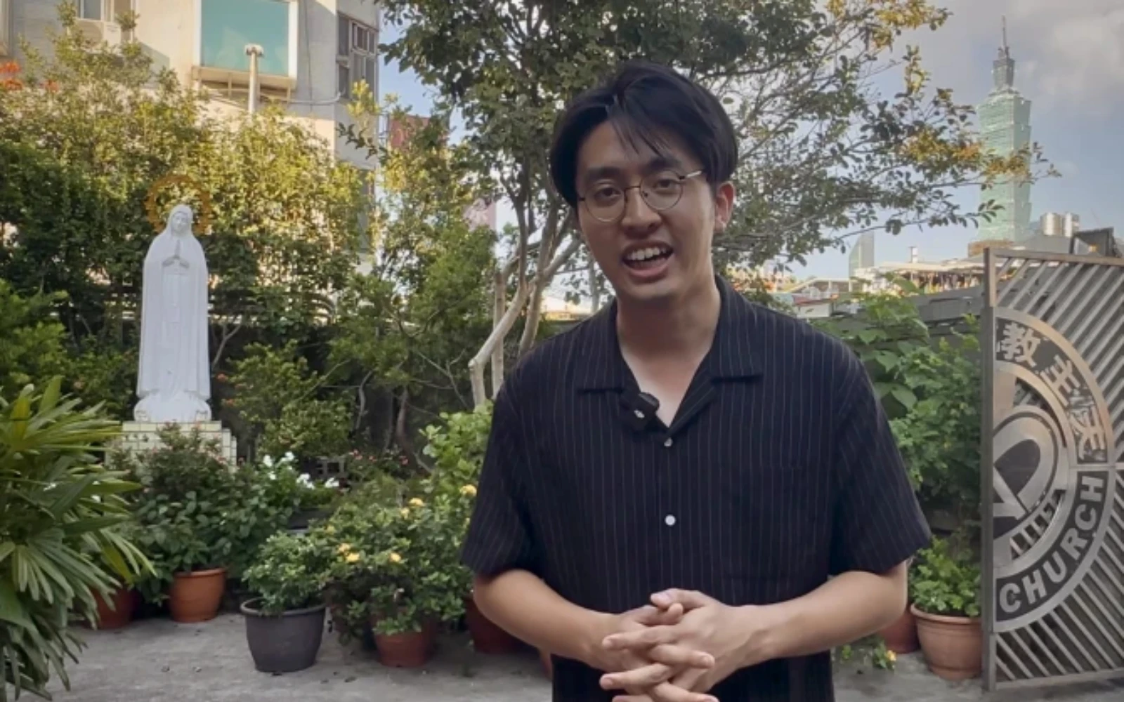 Kao Chih Hao, un taiwanés recientemente convertido al catolicismo, en la parroquia del Santo Rosario en Taipéi, Taiwán, en octubre de 2025.?w=200&h=150