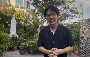 Kao Chih Hao, un taiwanés recientemente convertido al catolicismo, en la parroquia del Santo Rosario en Taipéi, Taiwán, en octubre de 2025. Crédito: Courtney Mares- EWTN News