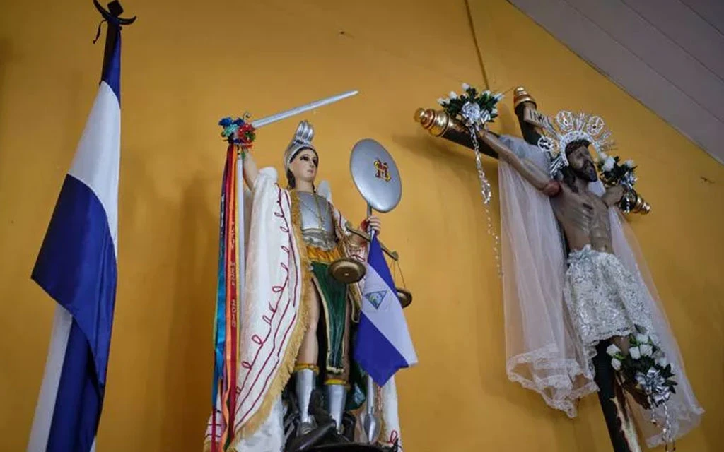 Dentro de la iglesia de San Miguel, estatuas y un crucifijo llevan referencias a la bandera de Nicaragua, símbolo de las protestas contra el gobierno de Daniel Ortega, en Masaya, Nicaragua, el 25 de junio de 2019.?w=200&h=150