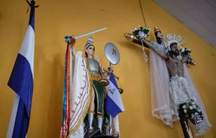 Dentro de la iglesia de San Miguel, estatuas y un crucifijo llevan referencias a la bandera de Nicaragua, símbolo de las protestas contra el gobierno de Daniel Ortega, en Masaya, Nicaragua, el 25 de junio de 2019. Crédito: Carlos Herrera/The Washington Post/Getty